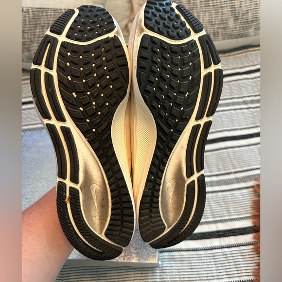 Nike tennis shoes - Picture 3 of 3